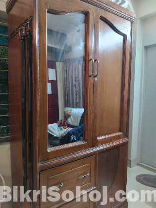 বিশাল মেহগনী কাঠের আলমারী